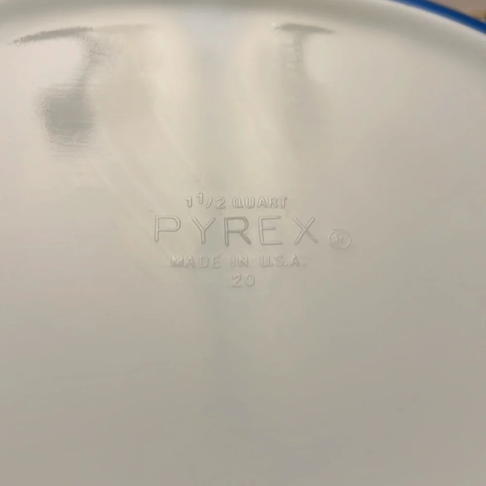 Pyrex Blue Oval Divided 1 1/2 Quart Casserole Dish Gold Medallion Lid Holder
